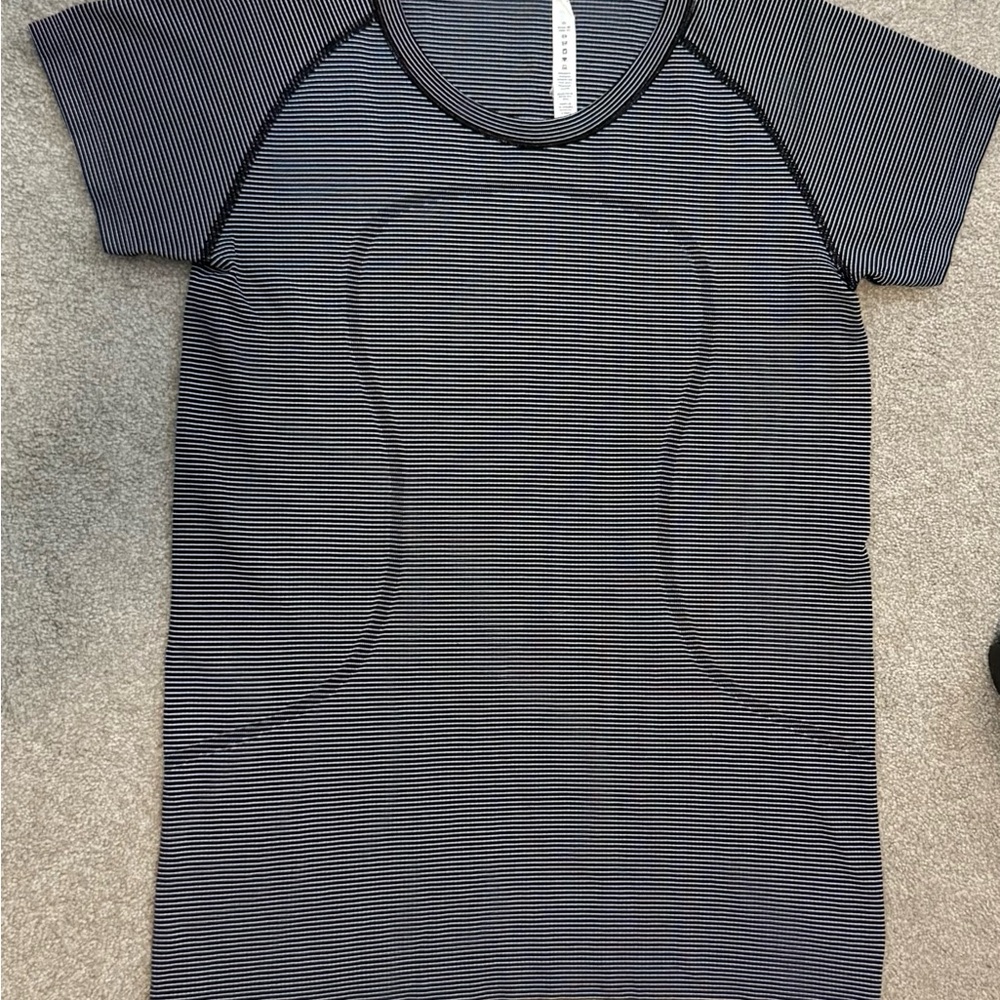 Lululemon short sleeve crewneck tee